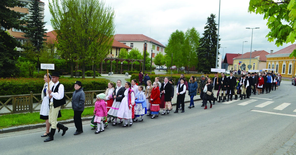 Fiatal néptáncosok vonultak Gyergyóremete főterén